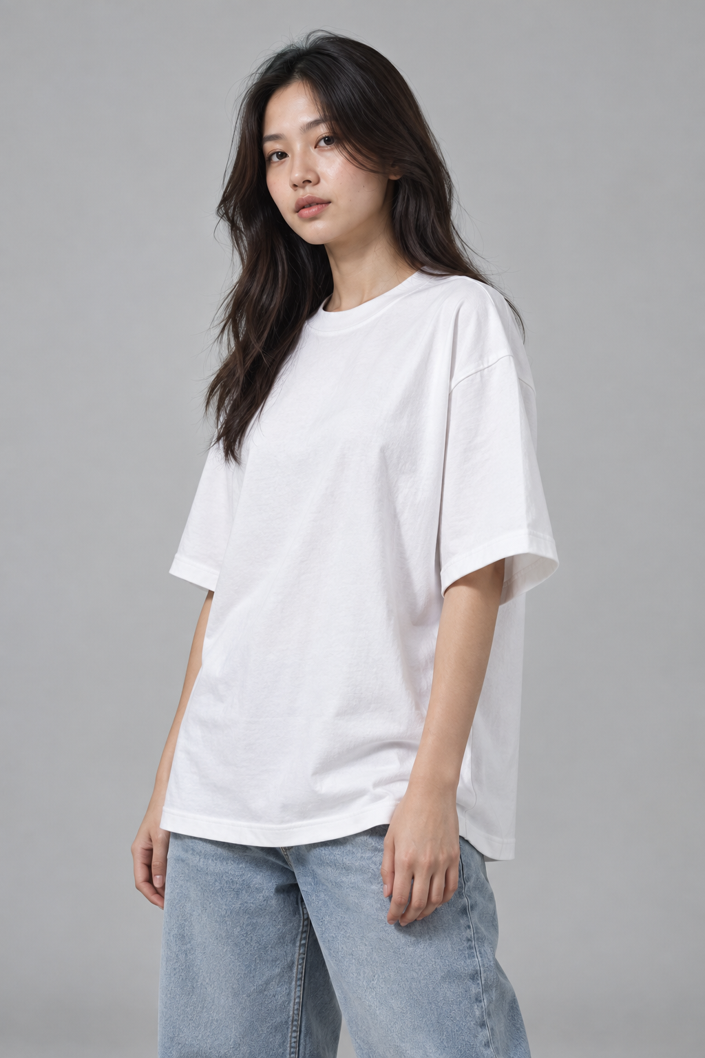 พรีเซนเตอร์ชาวไทยใส่เสื้อยืดสีขาวในสตูดิโอ